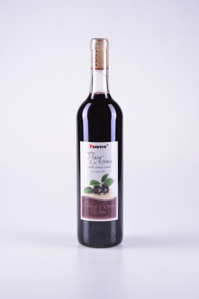 Víno z plodů arónie (bobulí černého jeřábu) – Pankovo